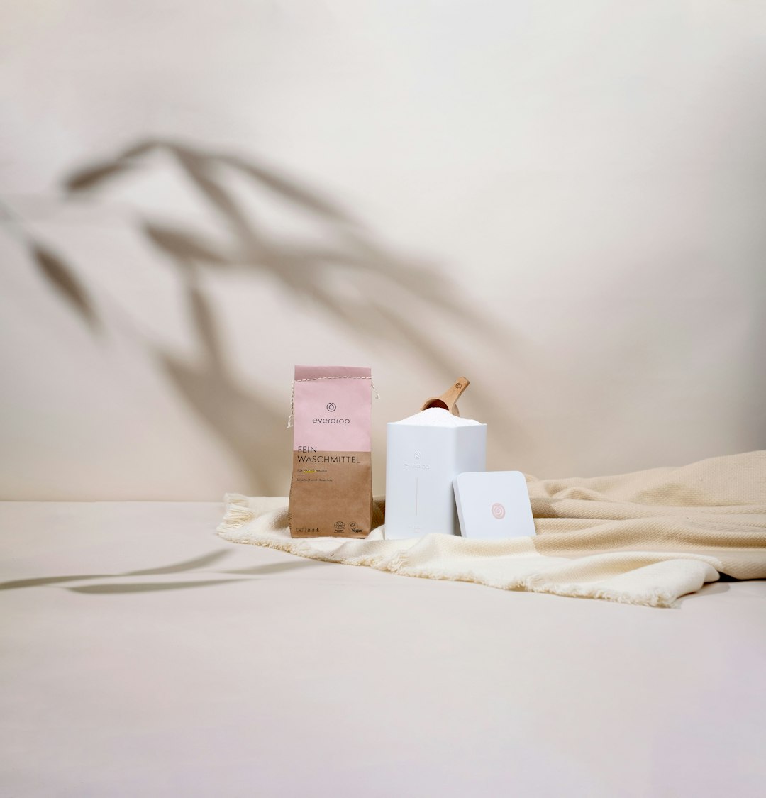 Candle Refill — Amber & Vetiver — photo by everdrop GmbH on Unsplash